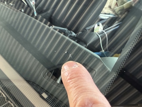 愛知県から大阪へ移動中に飛び石でガラスひび割れを当日修理対応！