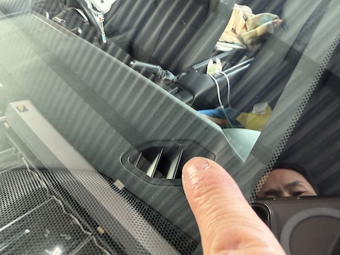 愛知県から大阪へ移動中に飛び石でガラスひび割れを当日修理対応！