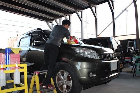 フロントガラスの大きなひび割れ傷も修理で対応！