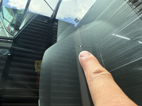 フロントガラスの大きなひび割れ傷も修理で対応！