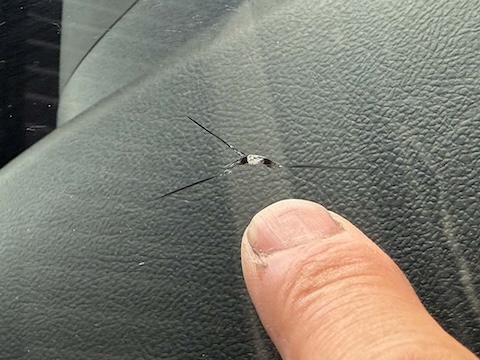 フロントガラスの大きなひび割れ傷も修理で対応！