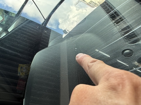 フロントガラスの大きなひび割れ傷も修理で対応！