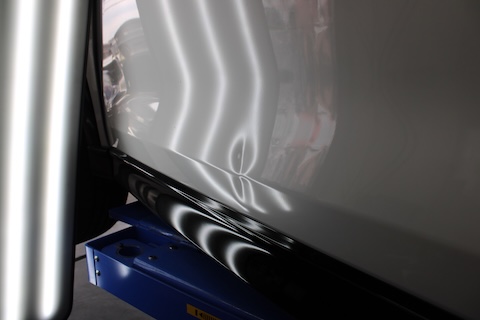 CX-5ドアの大きなへこみ、デントリペアでプレスラインも復元