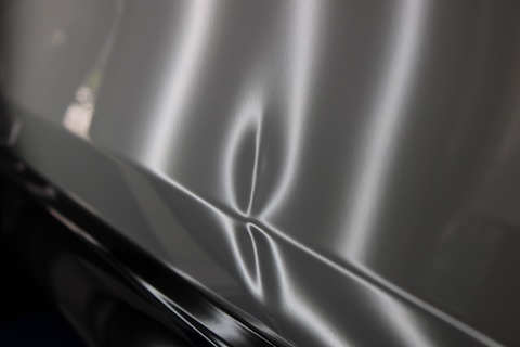 CX-5ドアの大きなへこみ、デントリペアでプレスラインも復元