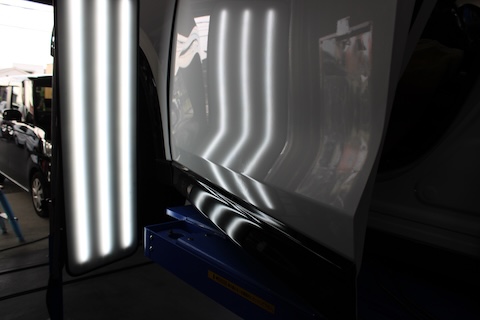 CX-5ドアの大きなへこみ、デントリペアでプレスラインも復元