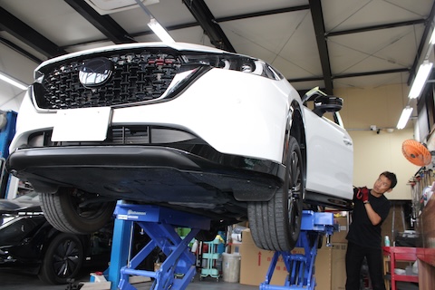 CX-5ドアの大きなへこみ、デントリペアでプレスラインも復元