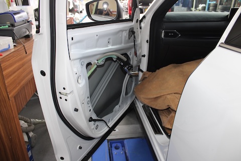 CX-5ドアの大きなへこみ、デントリペアでプレスラインも復元