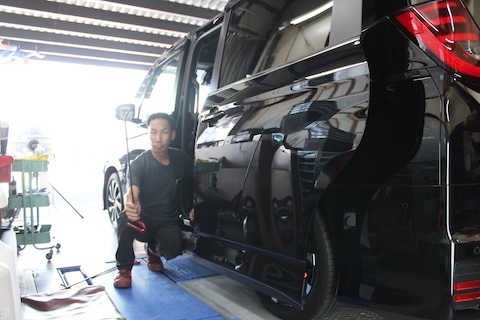 ノアのスライドドアへこみ修理、デントリペアで洗車も気持ちよく！