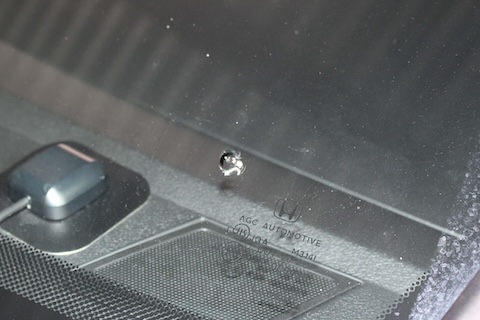 滋賀県からご来店、フロントガラスふちの傷も即日修理対応！