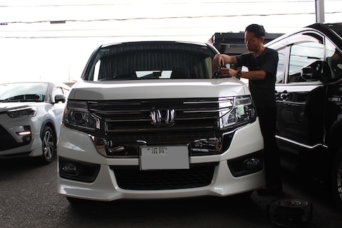 滋賀県からご来店、フロントガラスふちの傷も即日修理対応！