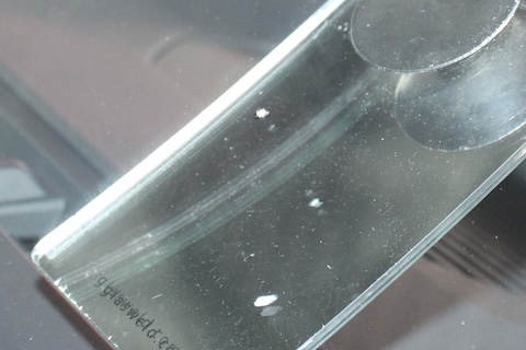 フロントガラス小さな傷もヒビが伸びるリスクあります！