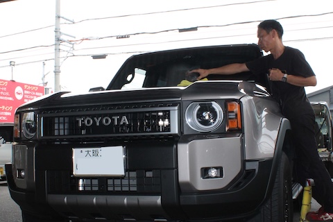 フロントガラス小さな傷もヒビが伸びるリスクあります！