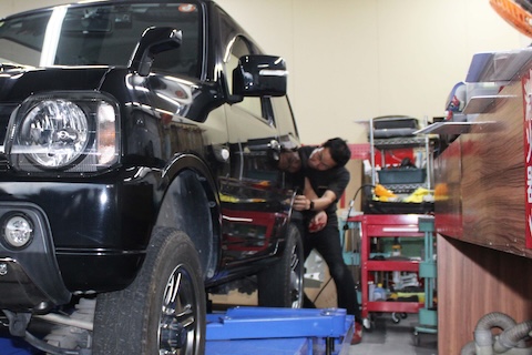 ジムニーリアタイヤ上のへこみ修理、デントリペアで心もスッキリ