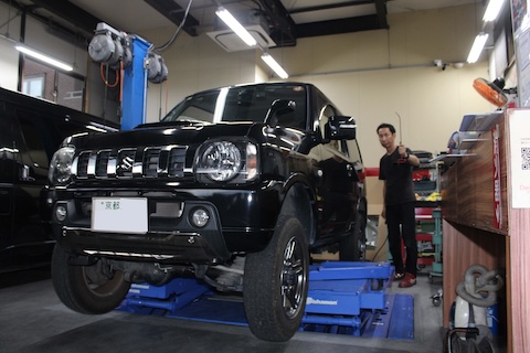 ジムニーリアタイヤ上のへこみ修理、デントリペアで心もスッキリ