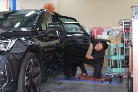 並行輸入クプラ・レオンのへこみをデントリペアで修復！