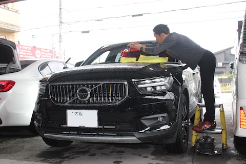 VOLVOのフロントガラスひび割れをウインドリペアで修理！