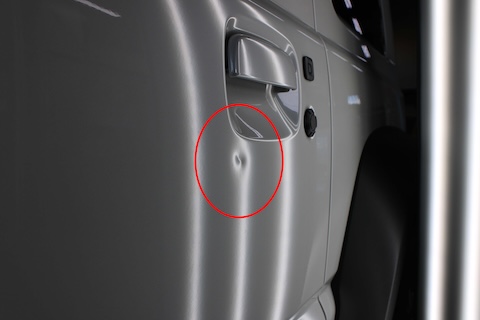 誰かにへこまされたジムニーの悔しい凹みを塗装せず綺麗に修復！