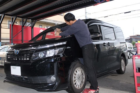 断られるフロントガラスひび割れ傷をウインドリペア修理！