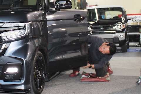 N-BOXのドアへこみ修理、デントリペアで笑顔の仕上がり