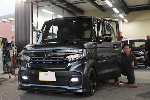 N-BOXのドアへこみ修理、デントリペアで笑顔の仕上がり