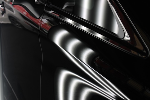 40系ヴェルファイアのへこみ修理、黒いボディもデントリペアで美しく復元