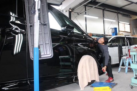 40系ヴェルファイアのへこみ修理、黒いボディもデントリペアで美しく復元