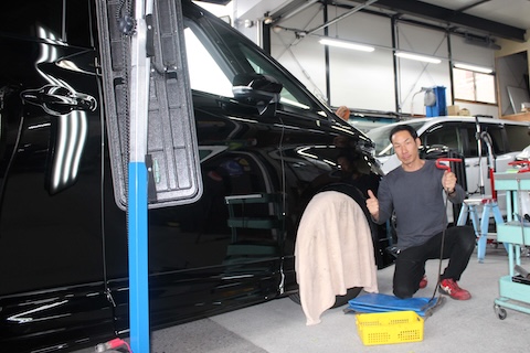 40系ヴェルファイアのへこみ修理、黒いボディもデントリペアで美しく復元