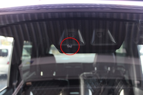 フロントガラスカメラ部分ひび割れをウインドリペアで安全補修！