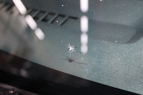 フロントガラスひび割れを同時施工！厳しい位置の傷もウインドリペアで修理