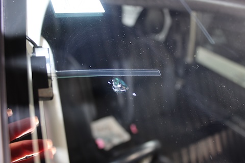 フロントガラスひび割れを同時施工！厳しい位置の傷もウインドリペアで修理