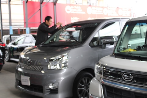 フロントガラスひび割れを同時施工！厳しい位置の傷もウインドリペアで修理