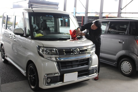 フロントガラスひび割れを同時施工！厳しい位置の傷もウインドリペアで修理