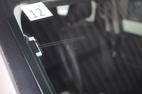 フロントガラスひび割れを同時施工！厳しい位置の傷もウインドリペアで修理