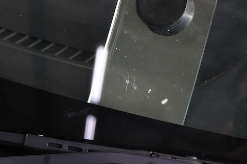 フロントガラスひび割れを同時施工！厳しい位置の傷もウインドリペアで修理