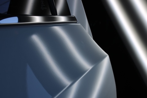 ESのドア上部にできた凹みをデントリペアで修復！難しい位置でもお任せ