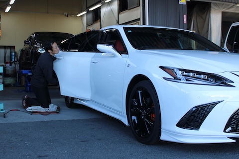 ESのドア上部にできた凹みをデントリペアで修復！難しい位置でもお任せ