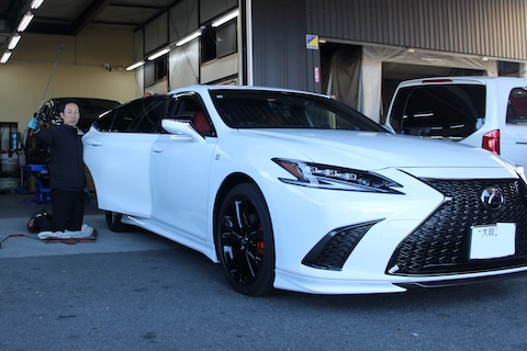 ESのドア上部にできた凹みをデントリペアで修復！難しい位置でもお任せ