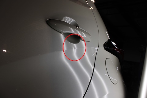 ドアパンチ凹みをデントリペアで修復！ドアノブ付近も対応可能