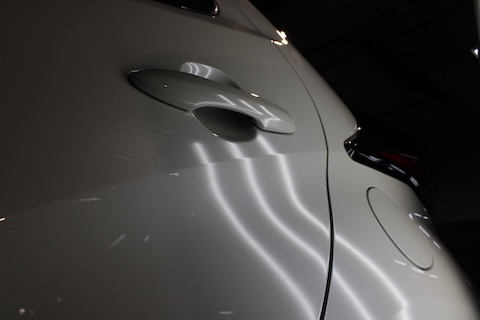 ドアパンチ凹みをデントリペアで修復！ドアノブ付近も対応可能