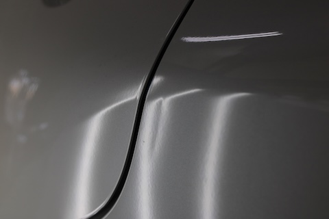 ハリアーのドアパンチ凹みをデントリペアで修復！100km離れた場所からのご依頼