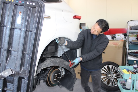 ハリアーのドアパンチ凹みをデントリペアで修復！100km離れた場所からのご依頼