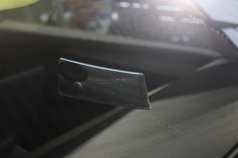 テスラのフロントガラスひび割れをウインドリペアで補修！車検もOK