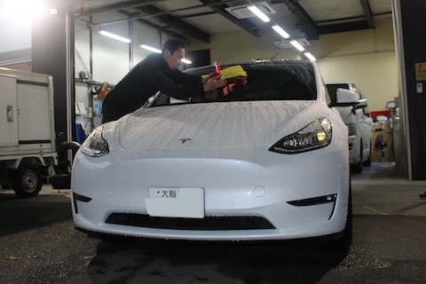 テスラのフロントガラスひび割れをウインドリペアで補修！車検もOK