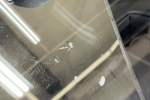 DIYで失敗フロントガラスひび割れ…ウインドリペア施工事例