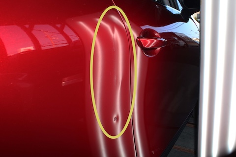 強風のドアパンチ被害…マツダ3大きな凹みを塗装せずデントリペアで挑戦