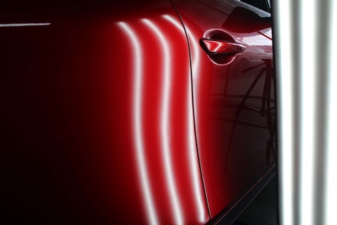 強風のドアパンチ被害…マツダ3大きな凹みを塗装せずデントリペアで挑戦