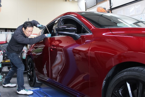 強風のドアパンチ被害…マツダ3大きな凹みを塗装せずデントリペアで挑戦