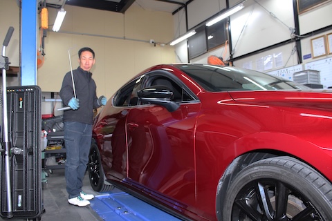 強風のドアパンチ被害…マツダ3大きな凹みを塗装せずデントリペアで挑戦