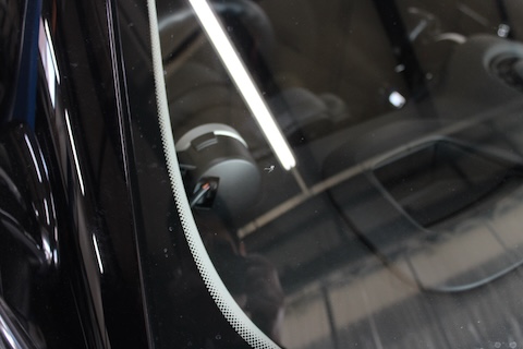 DIYで失敗フロントガラスひび割れ…ウインドリペア施工事例