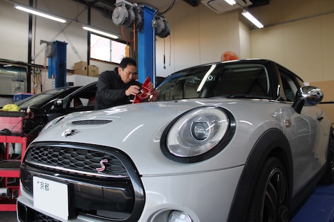 DIYで失敗フロントガラスひび割れ…ウインドリペア施工事例